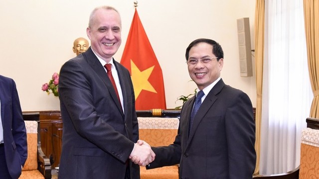 越南外交部常务副部长裴青山会见白俄罗斯外交部副部长安德烈•达普肯纳斯。（图片来源：新报）