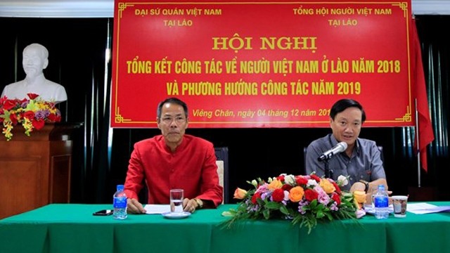 越南驻老大使阮伯雄（右）与旅居老挝越南人总会会长阮维中出席会议。