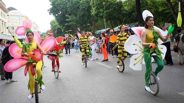 杂技艺术游行为河内市民献上精彩的表演。（图片来源：越通社）