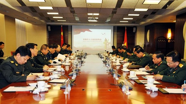 阮重义上将与中共中央军委政治工作部副主任刘德伟中将举行会谈。