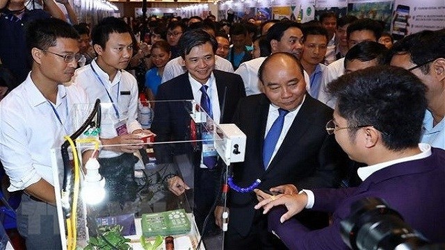 阮春福出席越南2018年国家创新创业日期间举行的展会。