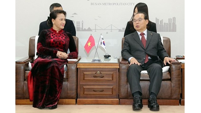 越南国会主席阮氏金银会见韩国釜山市市长吴巨敦。（图片来源：越通社）