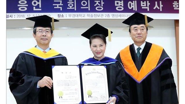 韩国釜庆大学名誉博士学位证书授予仪式。