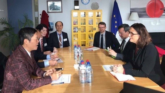 在布鲁塞尔举行的亚欧首脑会议期间，越南工贸部部长陈俊英会见欧盟贸易专员塞西莉亚·马姆斯特罗姆。