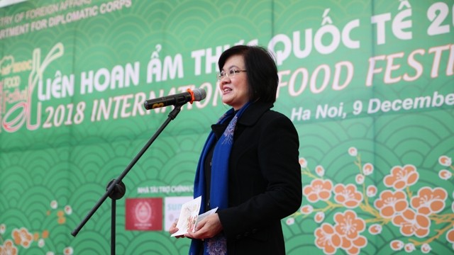 越南政府副总理兼外交部部长范平明夫人阮月娥大使。（本报记者 杜康 摄）