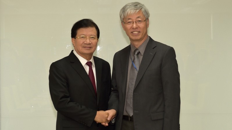 郑廷勇副总理与韩国新南方政策特别委员会委员长金贤哲。（图片来源：VGP）