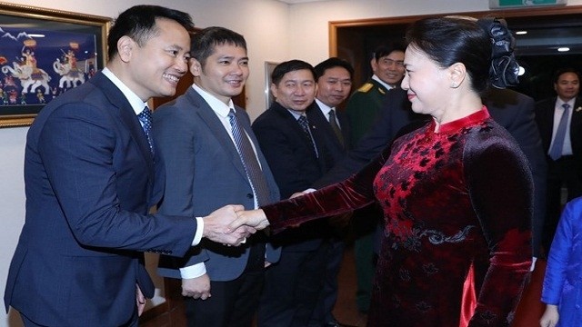国会主席阮氏金银与越南驻韩国大使馆干部人员以及旅韩越南人社团代表交谈。