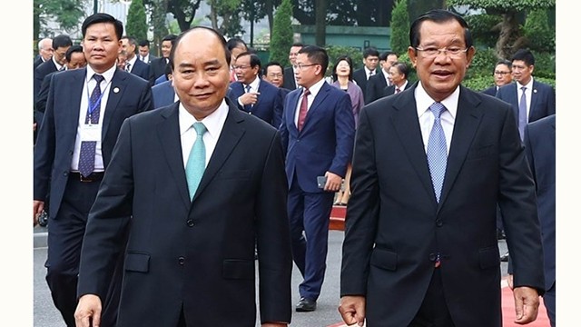 越南政府总理阮春福（左）与柬埔寨首相洪森。 （图片来源：越通社）