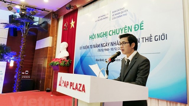 越南通信传媒部对外通信局局长在会议上发言。（图片来源：越通社）