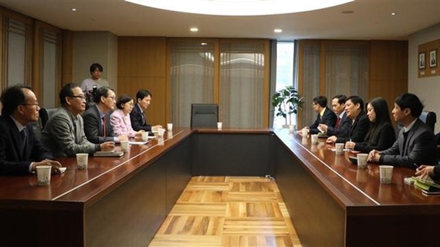越共中央宣教部代表团与韩国联合通讯社举行工作会谈。（图片来源：越通社）