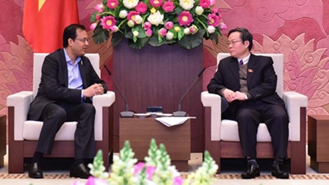国会副主席冯国显会见可口可乐(越南)饮料公司首席执行官桑科特。（图片来源：VOV）
