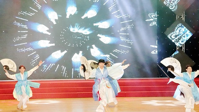 韩国大学生的舞蹈节目。