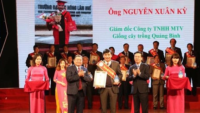 越共中央宣教部长武文赏同越南农民协会领导人向各名科学家授予奖状。