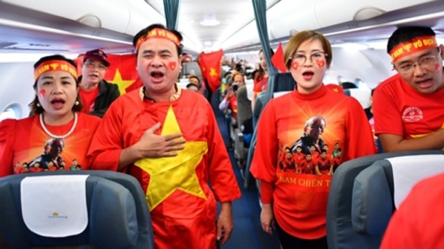 越南球迷乘机飞往马来西亚。（图片来源：VOV）