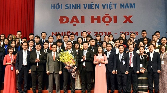 武德儋副总理和越南大学生协会第十届中央执委会合影。