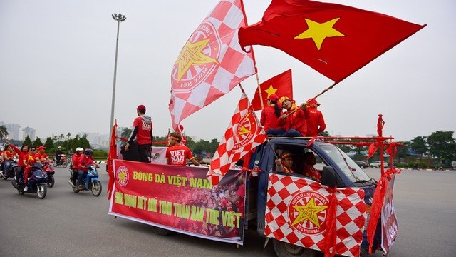 越南球迷营造赛前热闹非凡的气氛（组图）
