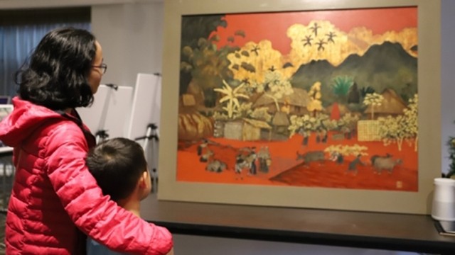 观众朋友观看越南油漆画与艺术图片展。