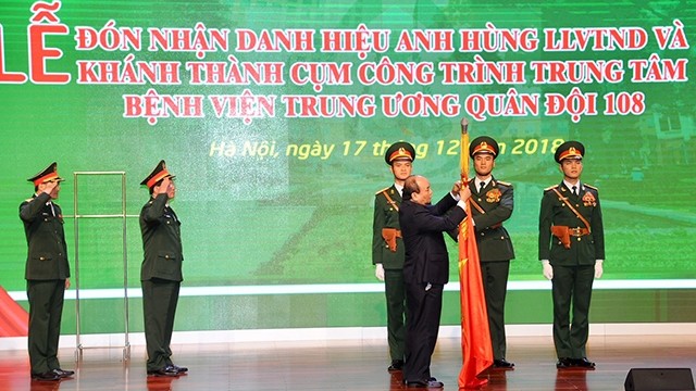 阮春福总理向108号中央军队医院授予人民武装力量英雄称号。陈海 摄