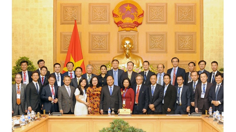 阮春福总理与企业代表合影。（陈海 摄）