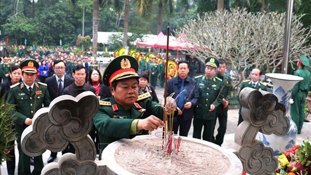  国会副主席杜伯巳一行向渭川国家烈士陵园的1772位英雄烈士上香。