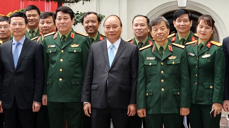 阮春福总理与《人民军报》社干部合影。（陈海 摄）