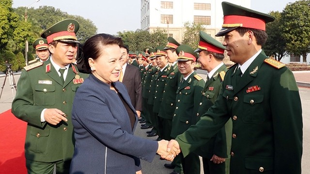 国会主席阮氏金银与第一军区领导和军官握手。