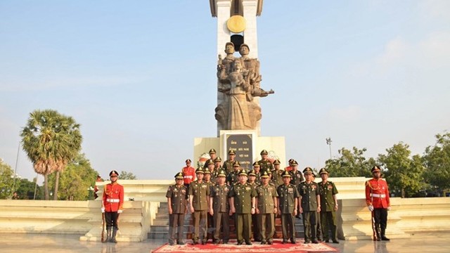 柬埔寨国防部国务秘书占恩翁大将率柬埔寨皇家军队代表团前来上香和敬献花圈。（图片来源：越通社）