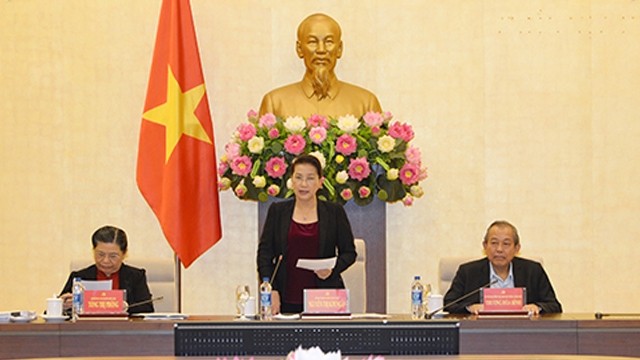 国会主席阮氏金银在会上讲话。