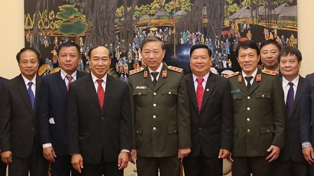 苏林部长与老挝安全部驻越南代表机构首席代表合影。