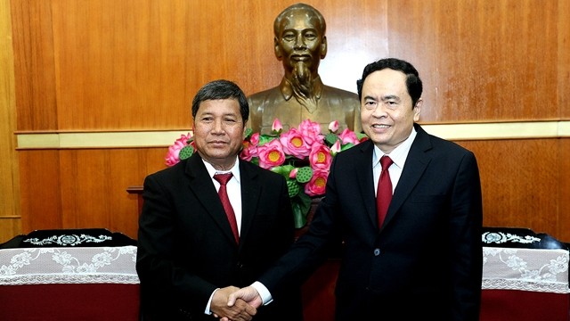 陈青敏同志与老挝建国阵线中央委员会副主席坎贝•丹拉。（图片来源：大团结报）