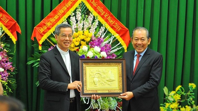 张和平副总理向发艳主教座堂主教阮能赠送礼物。