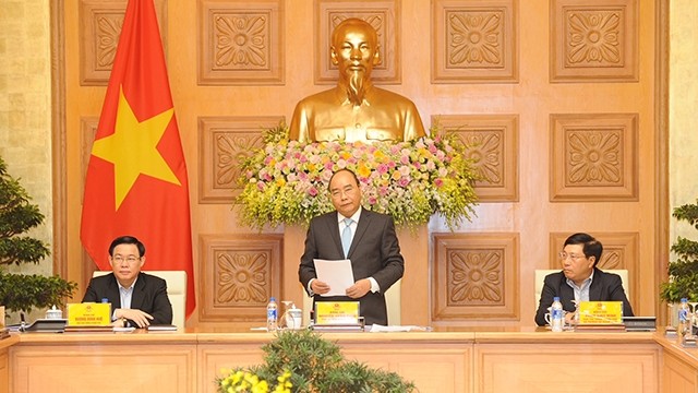 越南政府总理阮春福同经济顾问小组进行工作会议。陈海 摄