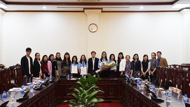 越南司法部副部长阮庆玉同学生代表团合影。