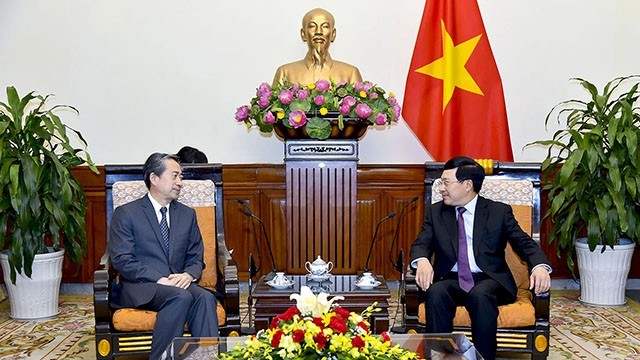 越南政府副总理兼外长范平明会见中国驻越大使熊波。（图片来源：VGP）