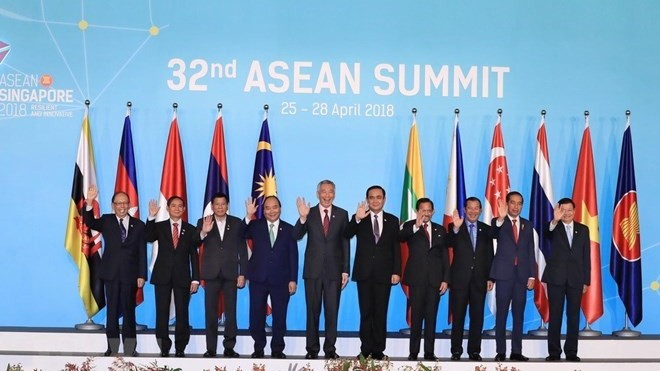 越南政府总理阮春福和东盟领导出席第32届东盟峰会。（图片来源：越通社）