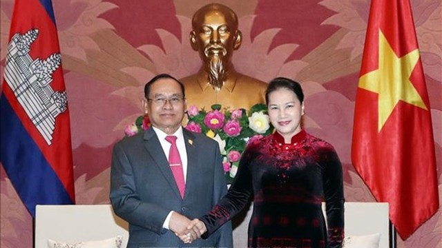 国会主席阮氏金银会见柬埔寨王国参议院副议长狄诺。（图片来源：越通社）