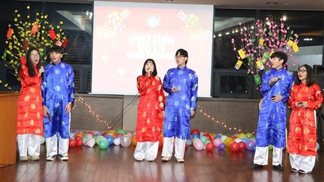 在韩国越南留学生参加文艺交流晚会。（图片来源：越通社）