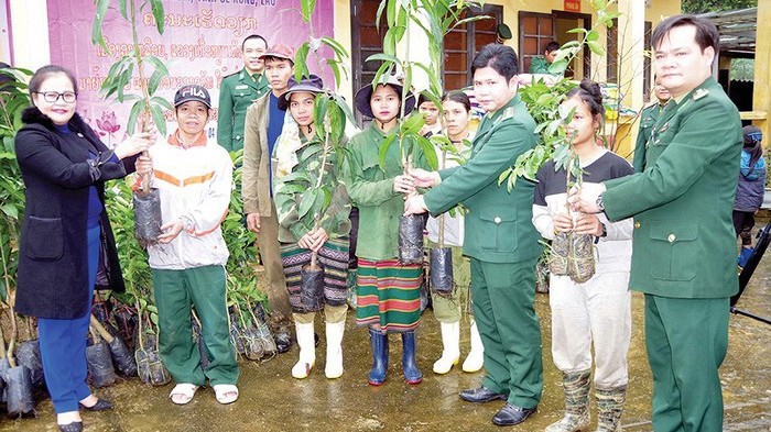 慰问品被送到老挝塞公省加仑县塞萨村贫困群众的手里。