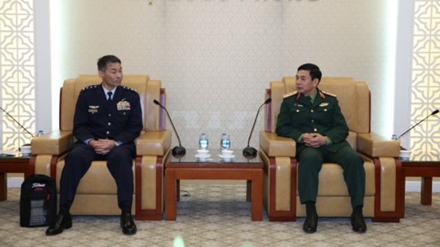 潘文江上将会见日本航空自卫队幕僚长丸茂吉成。（图片来源：越南边防报网）