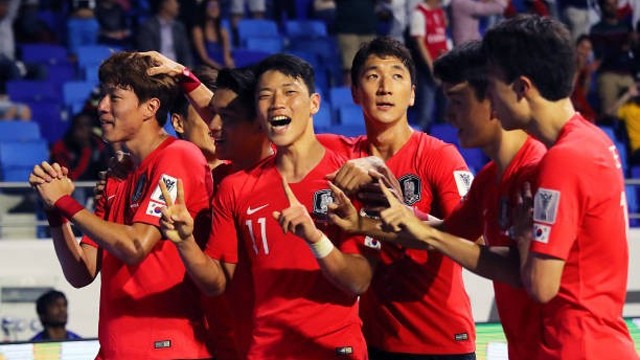 韩国球员庆祝进球。