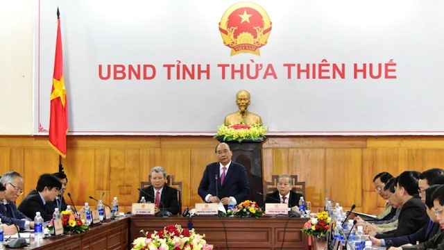 阮春福总理在会议上发言。（图片来源：人民报网）