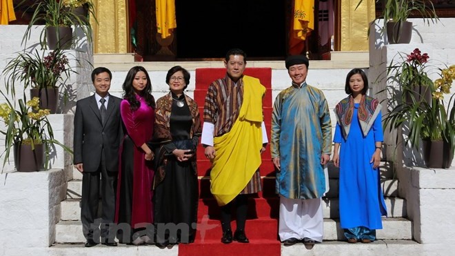 越南驻印度兼驻尼泊尔和不丹大使馆馆员与不丹国王合影。（图片来源：越通社）
