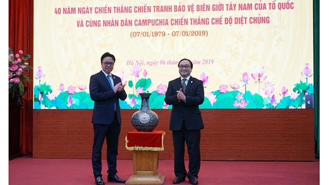 河内市委书记黄忠海向柬埔寨驻越南大使波拉克赠送纪念品。