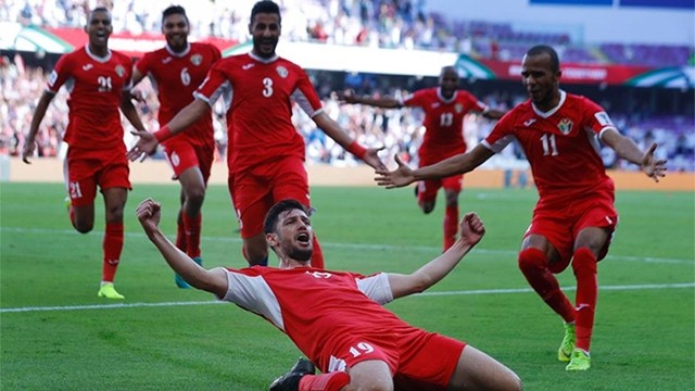 约旦球员庆祝进球。