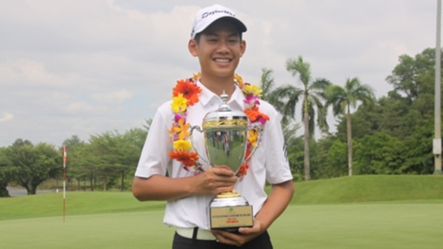 越南13岁的高尔夫球选手邓光英。