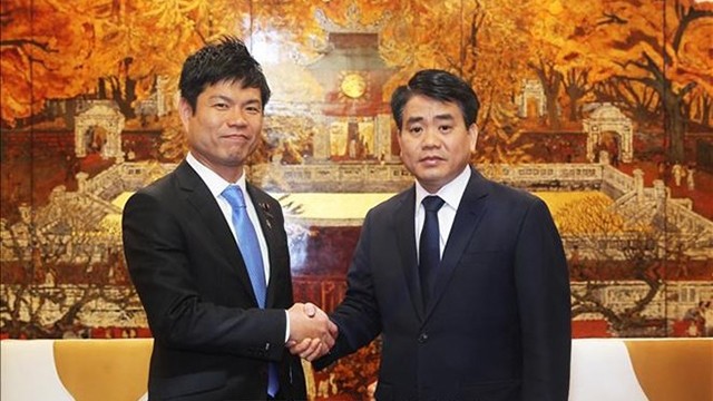 河内市人民委员会主席阮德钟会见日本环境省副大臣Takaaiki Katsumata。