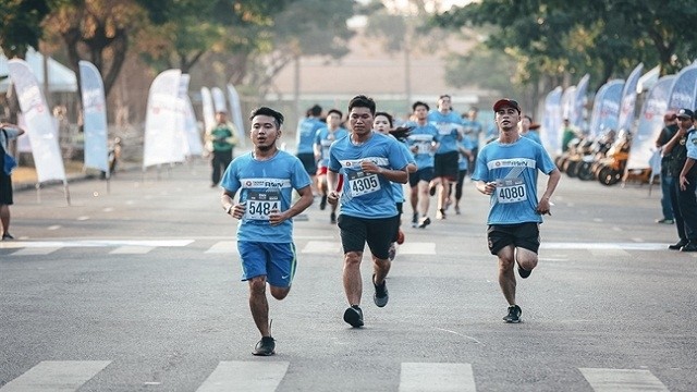 2019年胡志明市国际马拉松赛吸引9000多名运动员参加。