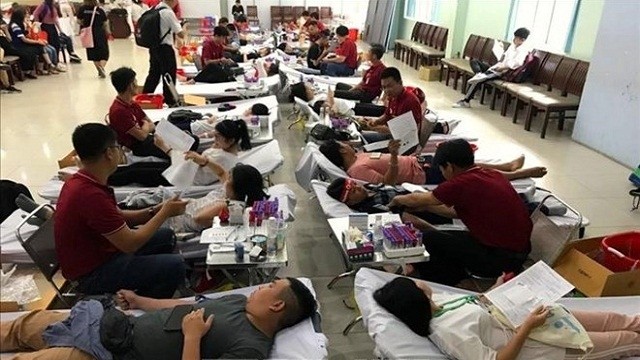 无偿献血活动吸引众多人参加。