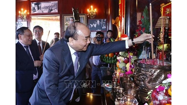 越南政府总理阮春福进香缅怀胡志明主席。（图片来源：越通社）