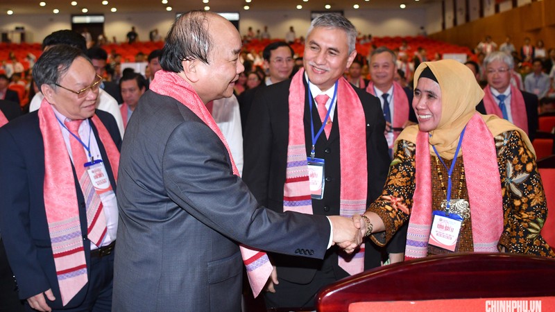 阮春福总理与国际企业代表握手。
